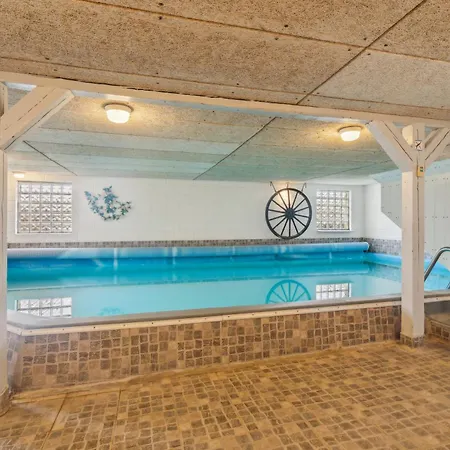 Child-friendly With Large Indoor Pool Vakantiehuis